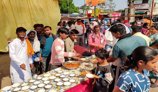 रामनवमीं पर भोग-भंडारा, बस स्टैंड में सर्व समिति ने किया प्रसादी वितरण