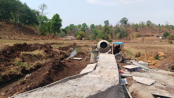 भोथी में चेकडेम निर्माण पर उठे सवाल: मजदूरों की जगह जेसीबी, गुणवत्ता संदिग्ध, सूचना पटल गायब