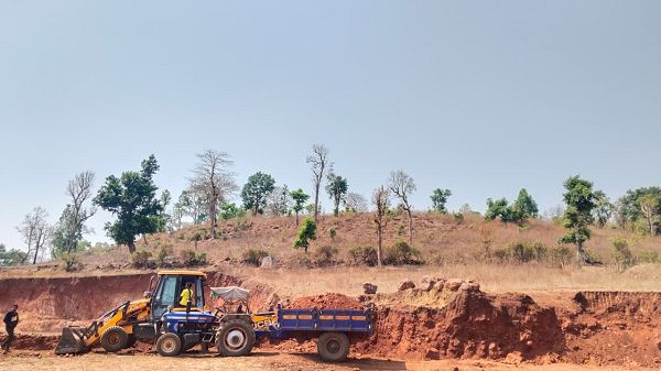 *भोथी में पट्टे की जमीन पर &lsquo;मिट्टी माफिया&rsquo; का खेल*: 15 फीट गहरी खुदाई, जेसीबी-ट्रैक्टर से अवैध परिवहन, नियमों की खुली अनदेखी