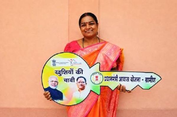 सुशासन तिहार : त्रिवेणी रात्रे को मिली खुशियों की चाबी, पक्के घर का सपना हुआ साकार