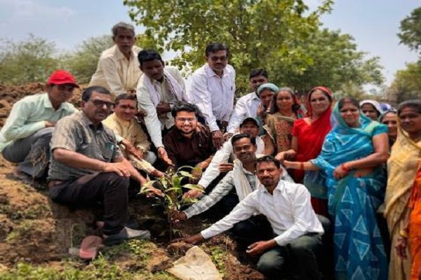 एक पेड़ मां के नाम अभियान के तहत किया गया वृक्षारोपण