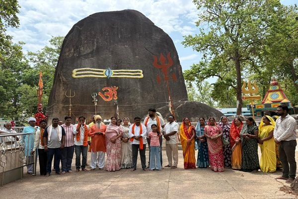 प्रधानमंत्री नरेंद्र मोदी के 12 वर्ष पूर्ण होने पर भूतेश्वरनाथ में भाजपा ने की महाआरती, कार्यकर्ताओं ने जताया आभार