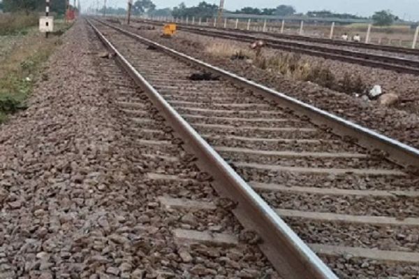 रेलवे ट्रैक पार करते समय ट्रेन की चपेट में आई महिला, मौके पर मौत