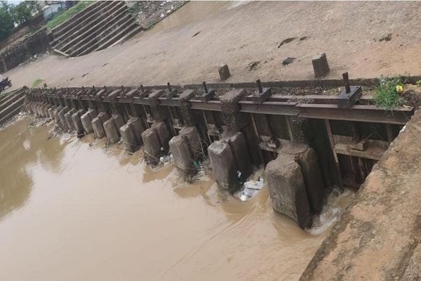 मुख्यमंत्री हेल्पलाइन से मिली शिकायत पर त्वरित कार्रवाई, मोहगांव एनीकट के जाम गेट हुए सुचारू
