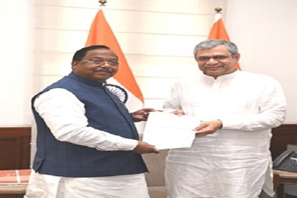मंत्री नेताम ने केंद्रीय रेल मंत्री अश्विनी वैष्णव से दिल्ली में की सौजन्य मुलाकात