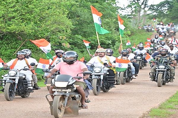 विजय शर्मा और केदार कश्यप के नेतृत्व में बारसूर पहुंची बाइक तिरंगा यात्रा