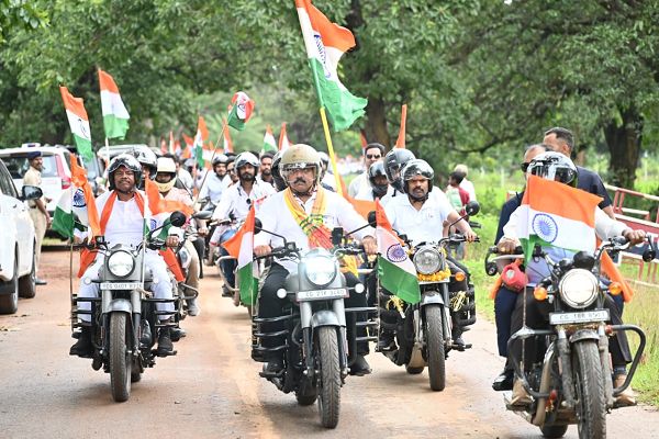 तिरंगा यात्रा के दूसरे दिवस माँ दंतेश्वरी की पूजा-अर्चना कर उप मुख्यमंत्री एवं वन मंत्री ने किया यात्रा का शुभारंभ