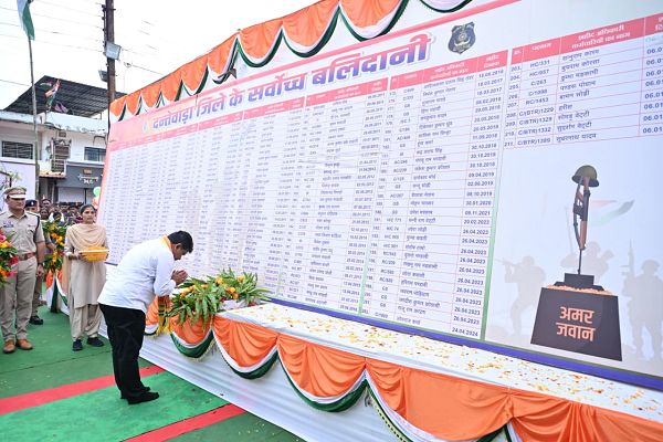 श्यामगिरी में शहीद पूर्व विधायक स्व. श्री भीमा मंडावी को उप मुख्यमंत्री श्री विजय शर्मा और वन मंत्री श्री केदार कश्यप ने दी श्रद्धांजलि