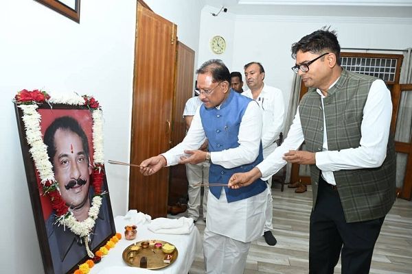 स्व. दिलीप सिंह जूदेव की पुण्यतिथि पर वित्त मंत्री श्री ओपी चौधरी ने किया श्रद्धापूर्वक नमन