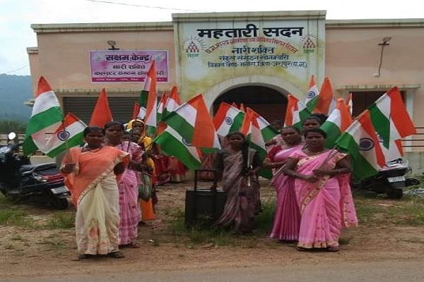 हर घर तिरंगा अभियान की धूम, बिहान समूह की महिलाओं ने फहराया तिरंगा