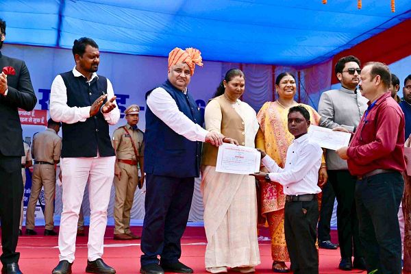 80वें स्वतंत्रता दिवस पर जिला मुख्यालय में भव्य आयोजन, मंत्री राजेश अग्रवाल ने फहराया तिरंगा