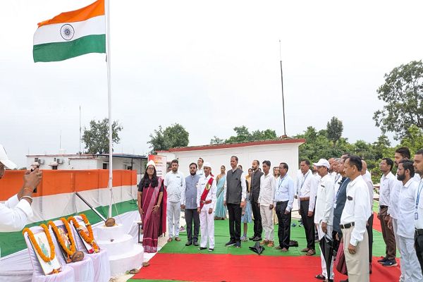 कलेक्टर तुलिका प्रजापति ने कलेक्ट्रेट परिसर में किया ध्वजारोहण