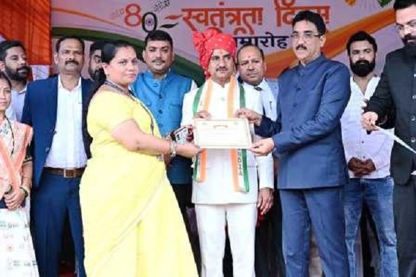 जनसंपर्क की सभी विधाओं में उत्कृष्ट कार्य के लिए सहायक जनसंपर्क अधिकारी रचना मिश्रा सम्मानित