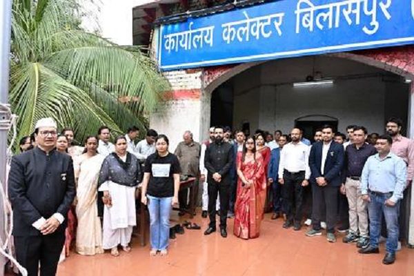 कलेक्टोरेट व कम्पोजिट बिल्डिंग में ध्वजारोहण