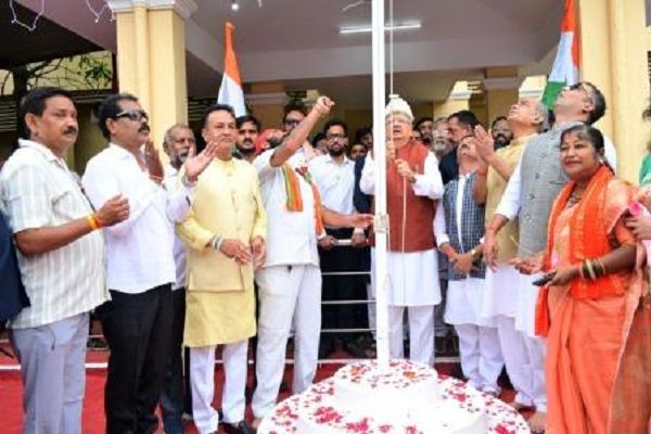 विधानसभा अध्यक्ष ने स्पीकर हाऊस में किया ध्वजारोहण