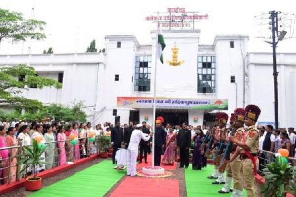 कलेक्टर ने कलेक्टोरेट में किया ध्वजारोहण