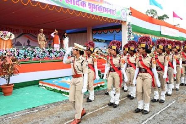 सारंगढ़ में सांसद राधेश्याम राठिया ने ध्वजारोहण कर परेड की ली सलामी