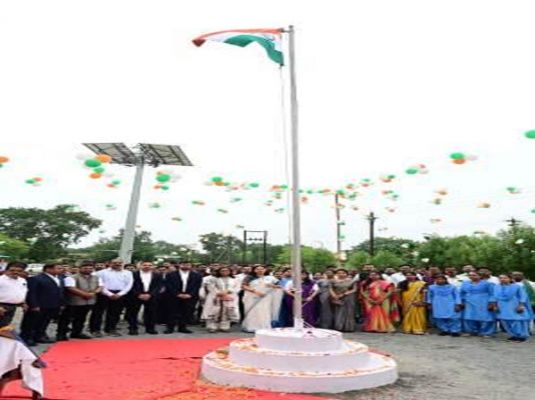 कलेक्टर पद्मिनी भोई साहू ने सारंगढ़ कलेक्ट्रोरेट में किया ध्वजारोहण