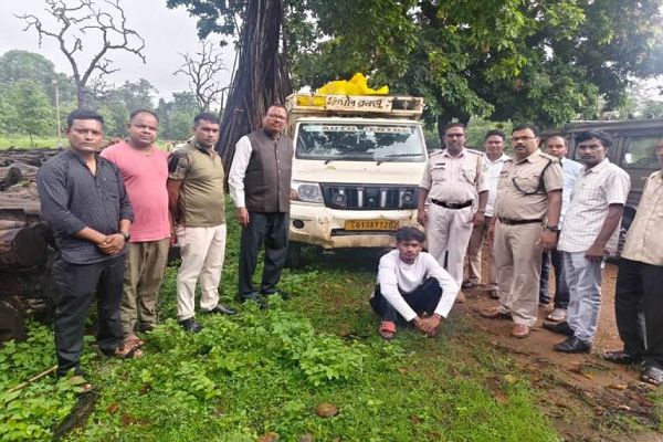रात्रि गश्ती में अवैध सागौन से लदा पिकअप वाहन जब्त, 26 लट्ठे बरामद