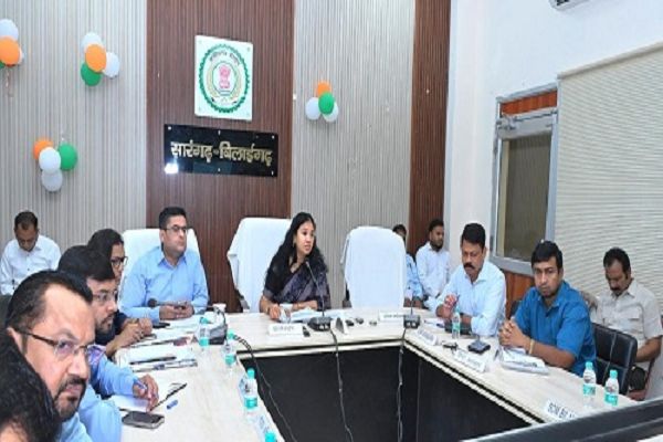 कलेक्टर ने की जिले के प्रगतिरत कार्यों की समीक्षा