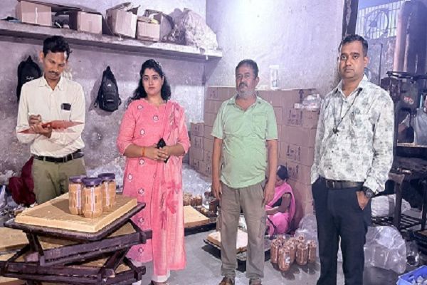 बिना लाइसेंस संचालित प्रतिष्ठान सील, खाद्य पदार्थों के नमूने जांच के लिए भेजे गए लैब