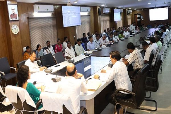 कलेक्टर ने डौण्डी विकासखण्ड के प्राचार्यों एवं शिक्षकों की बैठक लेकर शिक्षा गुणवत्ता के कार्यों की गहन समीक्षा की