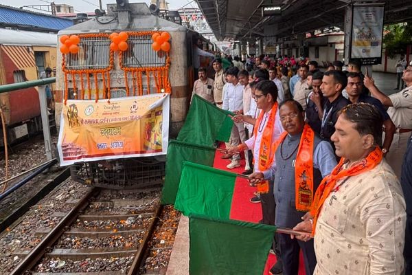 आस्था की रेल से अयोध्या धाम रवाना हुए 850 श्रद्धालु, रामलला के साथ काशी विश्वनाथ के भी करेंगे दर्शन