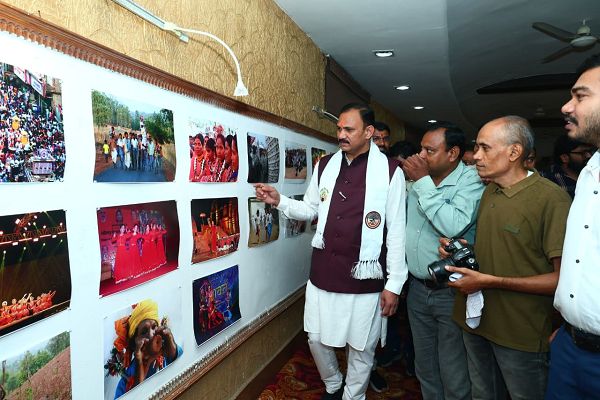 स्वास्थ्य मंत्री श्री श्याम बिहारी जायसवाल ने किया दृश्य संवाद 2026 का शुभारंभ