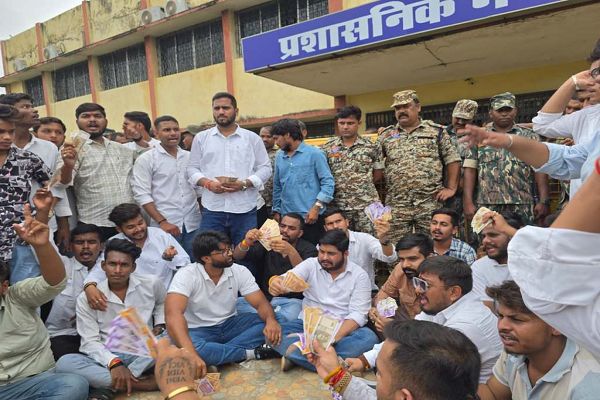 नोटों की माला और डायपर लेकर NSUI का प्रदर्शन, पेपर लीक मामले में विश्वविद्यालय घेरा