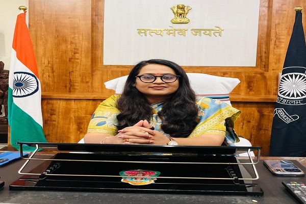जिले की नवपदस्थ कलेक्टर श्रीमती तुलिका प्रजापति ने किया कार्यभार ग्रहण