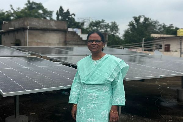 पीएम सूर्य घर योजना से रोशन हो रहा भविष्य, प्रफुल्ल देवी ने घर पर लगाया 6 किलोवाट सोलर प्लांट