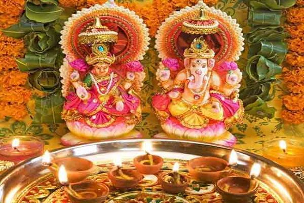 घर पर लक्ष्मी पूजा करने की सरल विधि, पंडित जी की भी आवश्यकता नहीं