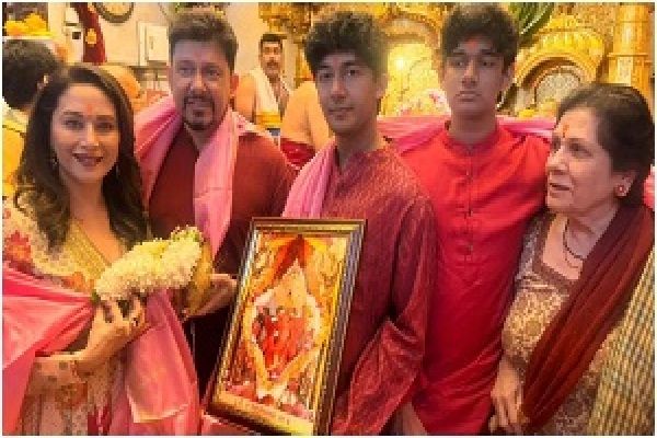 नए साल में सिद्धिविनायक मंदिर पहुंचीं माधुरी दीक्षित