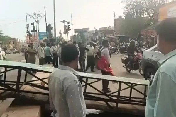 स्कूल से वापस लौट रहे सर-मैडम के ऊपर अचानक गिरा साइन बोर्ड, फिर&hellip;