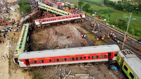 ट्रेन हादसे की प्रारंभिक जांच में बड़ा खुलासा,रेलवे बोर्ड का सीबीआई जांच की सिफारिश,देखे...