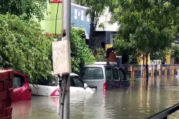 आंध्र प्रदेश के बापटला तट से टकराया चक्रवाती तूफान..... लैंडफॉल के बाद मूसलाधार बारिश....12 की मौत...