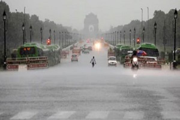 दिल्ली के लोगों को नमी भरी हवाओं के चलते उमस भरी गर्मी से खासी राहत