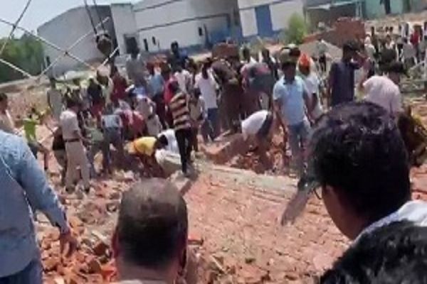 भारी बारिश से गिरीं दो जर्जर दीवारें, 3 की मौत