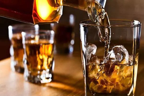 यूपी के लोग एक महीने में गटक गए 3544 करोड़ रुपये की शराब, सरकार के राजस्&zwj;व में हुई जबरदस्&zwj;त बढ़ोतरी