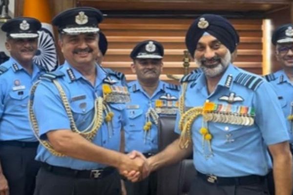 वीआर चौधरी ने भारतीय वायु सेना की कमान नवनियुक्त प्रमुख अमर प्रीत सिंह को सौंपी