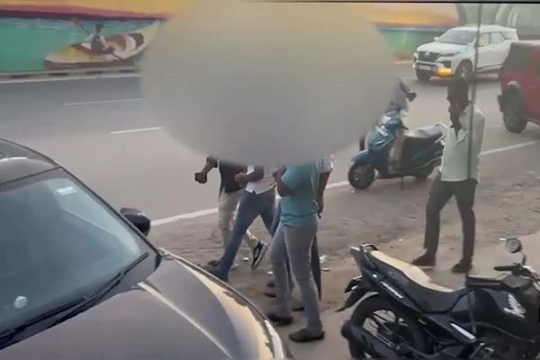 गांजा खरीदने पहुंचे 14 लोग पकड़ाए, दंपती चार साल के बच्चे को भी साथ लाए