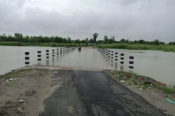 यूपी के 17 जिलों में बाढ़ के हालात, कई शहरों में स्कूल बंद