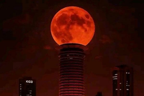82 मिनट तक देश भर में दिखा पूर्ण चंद्रग्रहण का नजारा