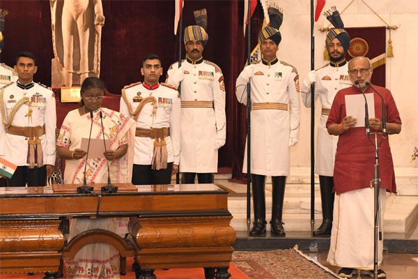 राधाकृष्णन ने ली उपराष्ट्रपति पद की शपथ