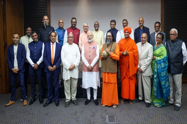 मोदी का दक्षिण अफ्रीका में भारतीय समुदाय ने किया स्वागत