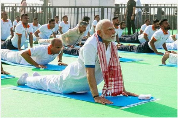 पीएम मोदी के साथ कोलकाता के 10 लाख लोग करेंगे योग