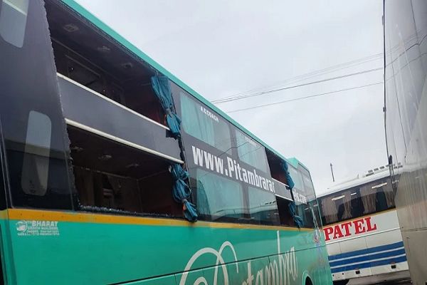 इंदौर से अहमदाबाद जा रही स्लीपर बस पर धार जिले में बदमाशों ने किया पथराव, ड्राइवर की सूझबूझ से टली बड़ी वारदात