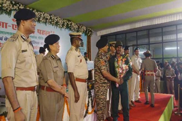 झारखंड में इनामी नक्सली कमांडरों समेत 16 माओवादियों ने डाले हथियार