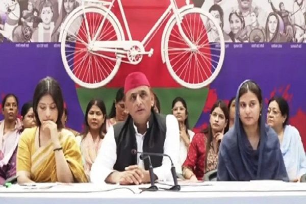 यूपी चुनाव से पहले सपा का &lsquo;महिला कार्ड&rsquo;, हर महिला को ₹40 हजार सालाना देने का ऐलान