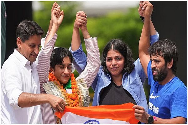 भारत पहुंचीं विनेश फोगाट, दिल्ली एयरपोर्ट पर हुआ जोरदार स्वागत